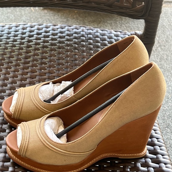 6 1/2 michael Kors tan wedge - Picture 10 of 11